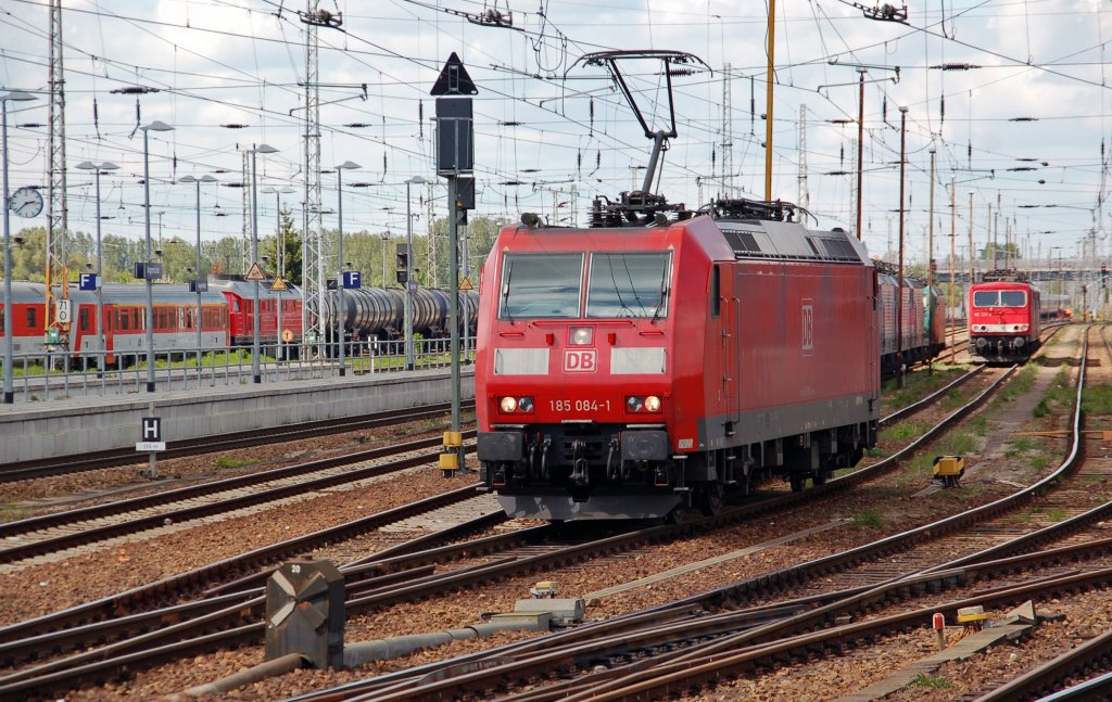 185 084 verl�sst am 04.05.11 die Abstellgruppe in Angerm�nde.