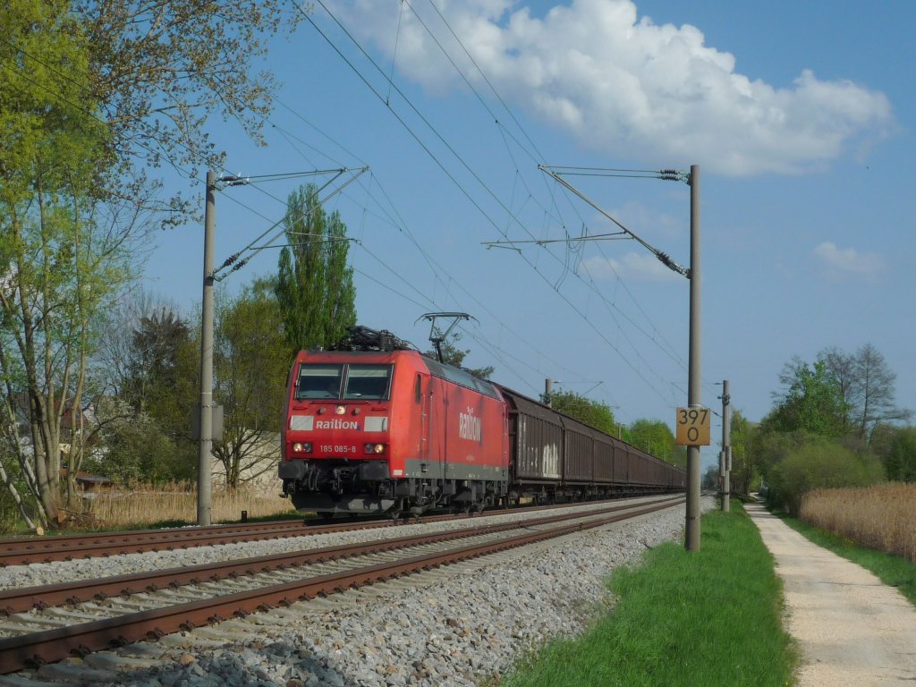 185 085-8 mit CS 49156 Bludenz/A - Bremerhaven-Kaiserhafen bei Markelfingen. 27.04.10