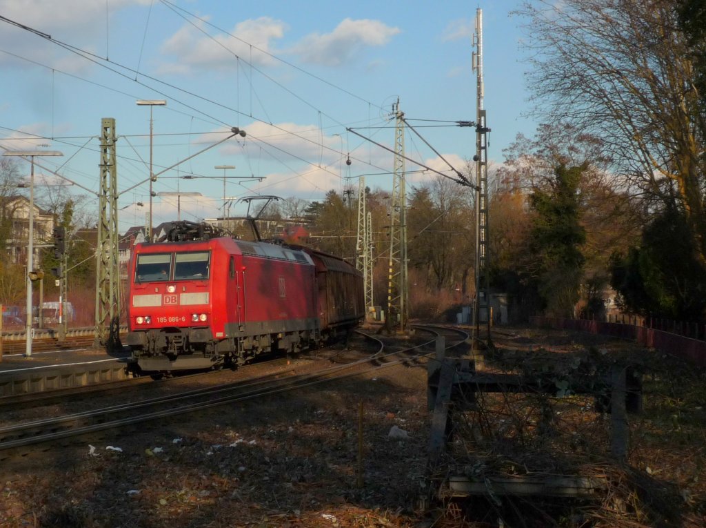 185 086-6 legt sich an der Bahnhofseinfahrt Radolfzell mit CS 49156 Bludenz/A - Bremerhaven-Kaiserhafen in die Kurve. 05.03.10