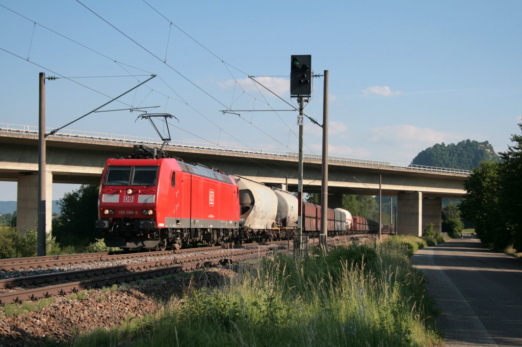 185 086-6 mit FZT 56182 Singen(Htw) - Kornwestheim Rbf n�rdlich von Singen(Htw). 23.06.10