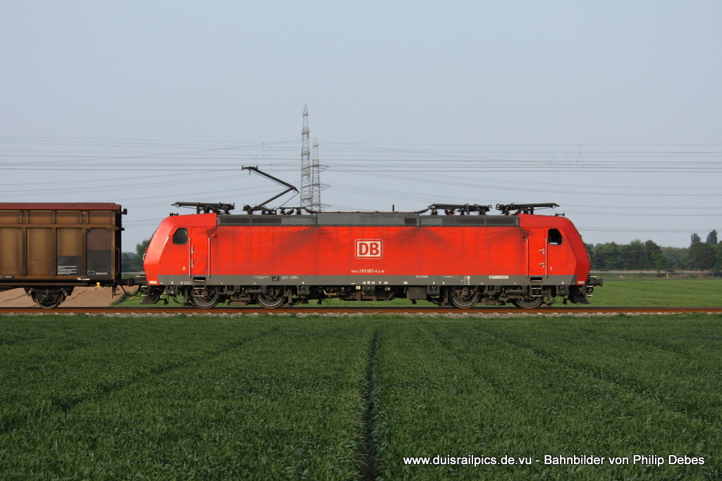185 087-4 (DB) fhrt am 30. April 2011 um 18:47 Uhr mit einem Gterzug durch Neuss Allerheiligen