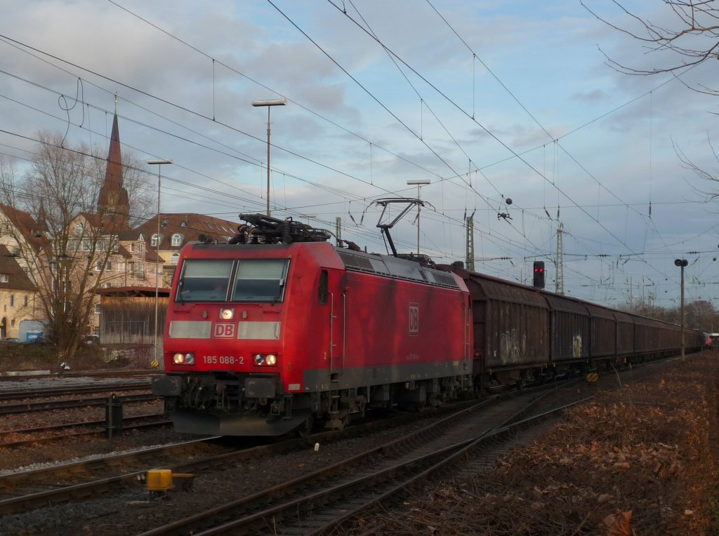 185 088-2 mit CS 49156 Bludenz/A - Bremerhaven-Kaiserhafen in Radolfzell. 23.02.10