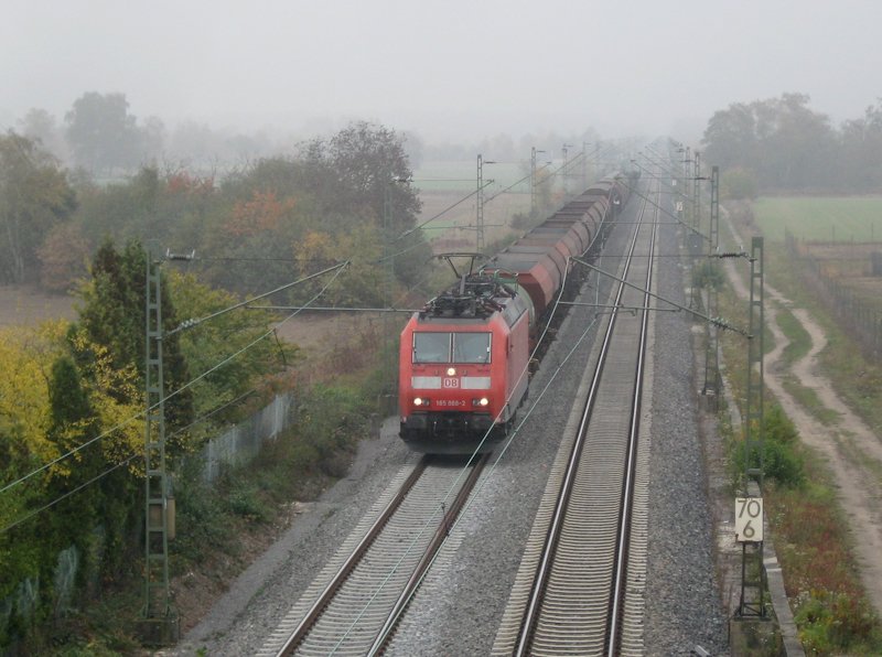 185 088-2 mit einem Mischer gen Offenburg am nebelverhangenen 29. Oktober 2009. Gru an den Tf!