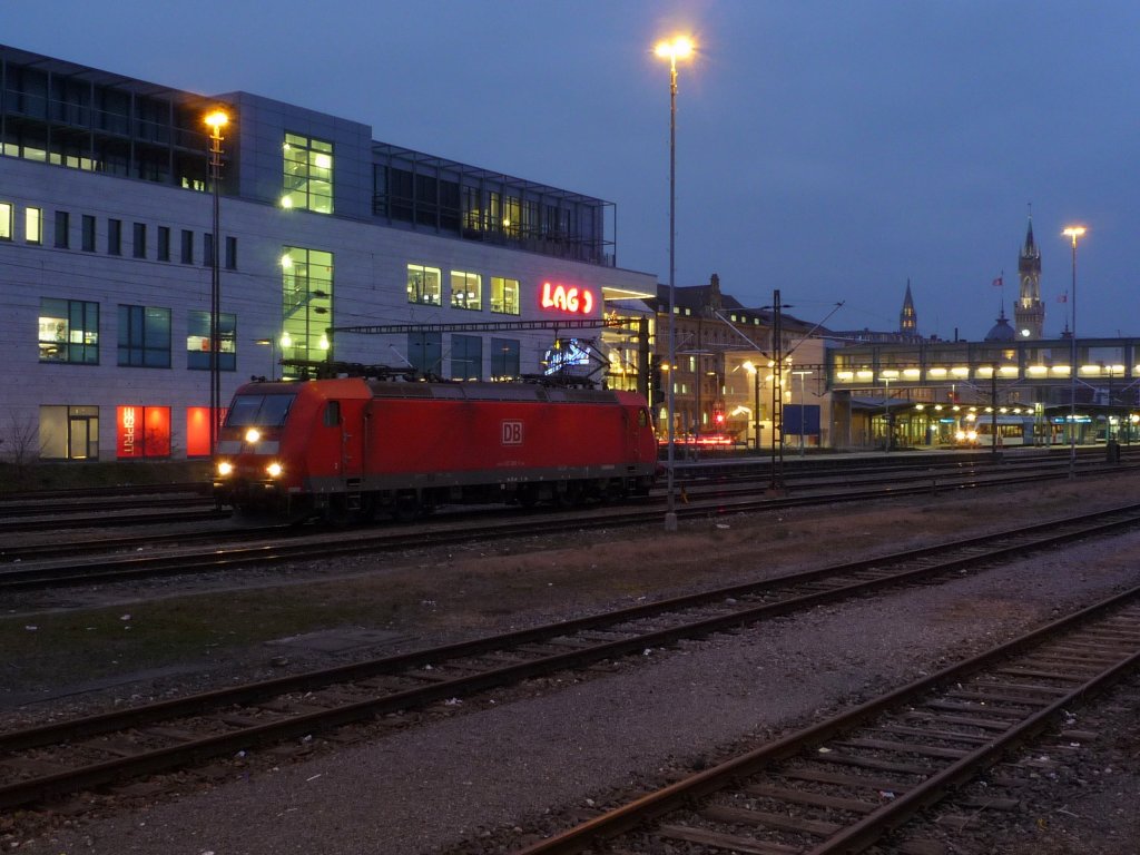 185 088-2 wartet mit (oder in diesem Fall ohne) FE 45175 Singen(Htw) - Wolfurt/A, der an diesem Tag nicht einen einzigen Wagen fhrte, in Konstanz auf die Ausfahrt. 15.12.09