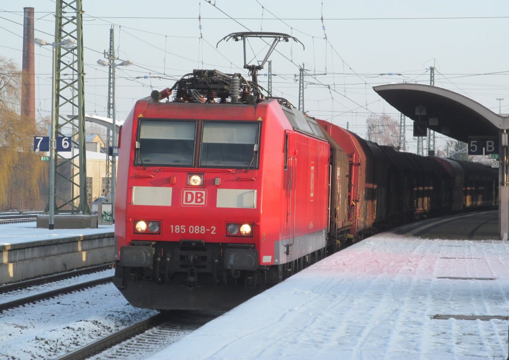 185 088-2 zieht am 03. Dezember 2012 einen gemischten Gterzug durch Lichtenfels.