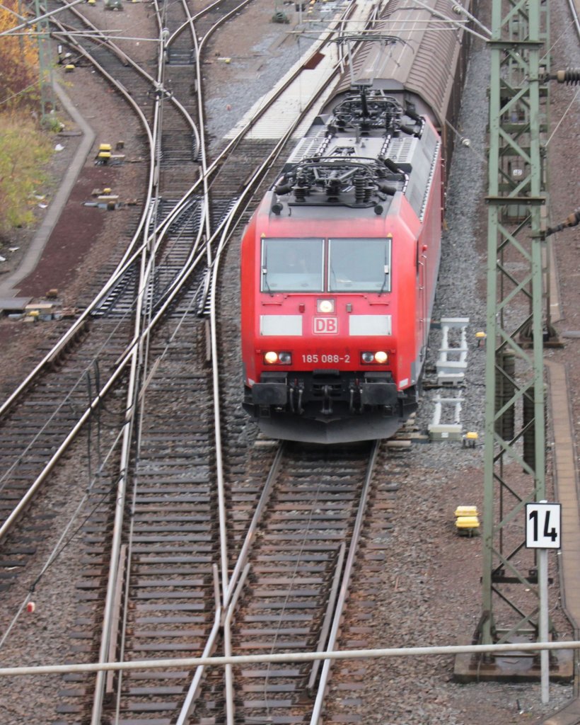 185 088 mit Gterzug am 10.11.2012 bei der Einfahrt in den Fuldaer Bahnhof.