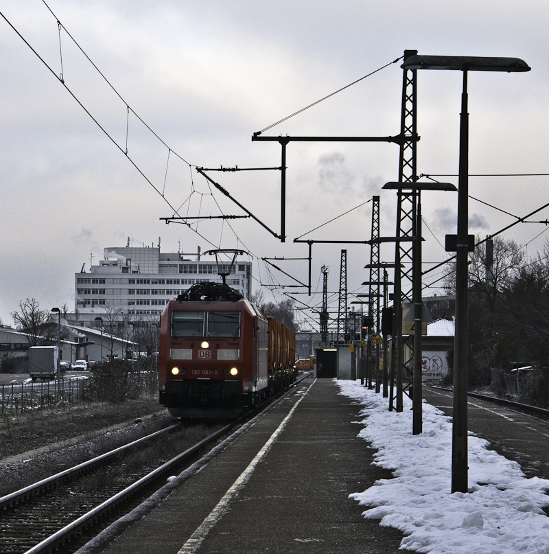 185 089-0 mit CS 47087 nach Weinfelden am 3. Januar 2011 in Konstanz Petershausen.
