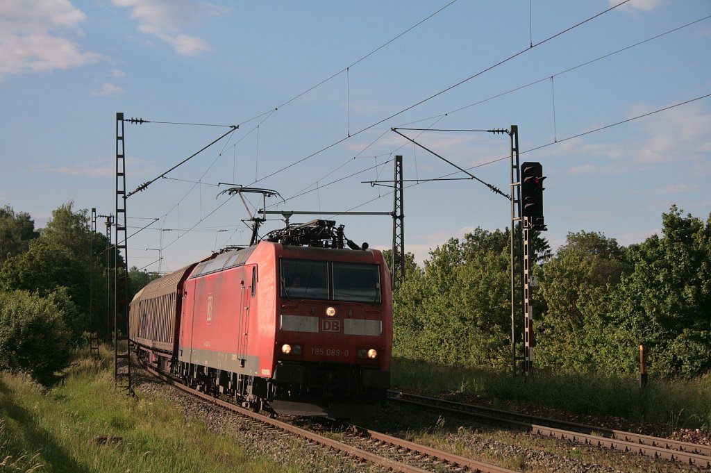185 089-0 mit FE 44695 Kornwestheim Rbf - Zrich-Limmattal in Welschingen-Neuhausen. 28.05.10
