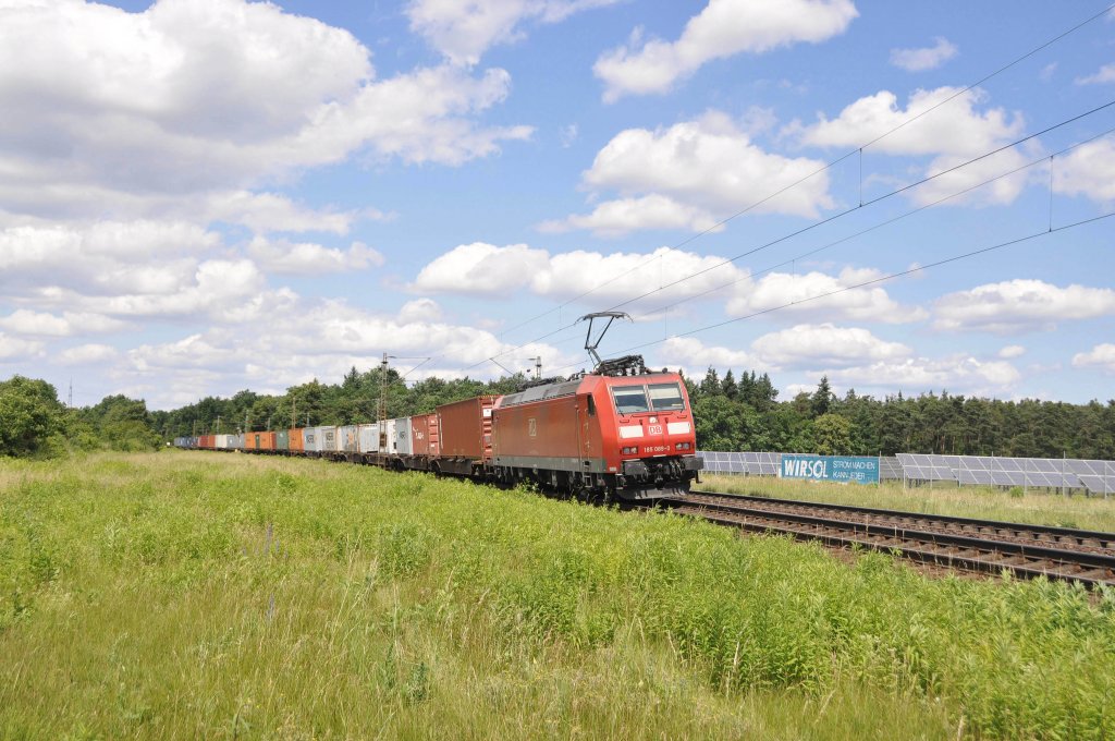 185 089 mit Containern auf der Rheintalbahn bei Waghusel am 9.6.2012