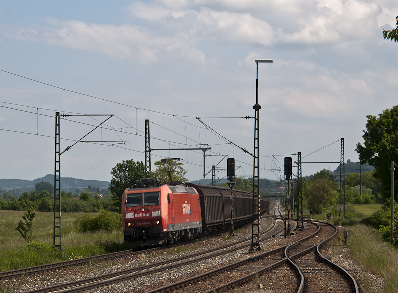 185 090-8  Bombardier Werk Kassel  mit CS 49150 (Bludenz - Bremerhaven Kaiserhafen) am 29. Mai 2010 in Welschingen.