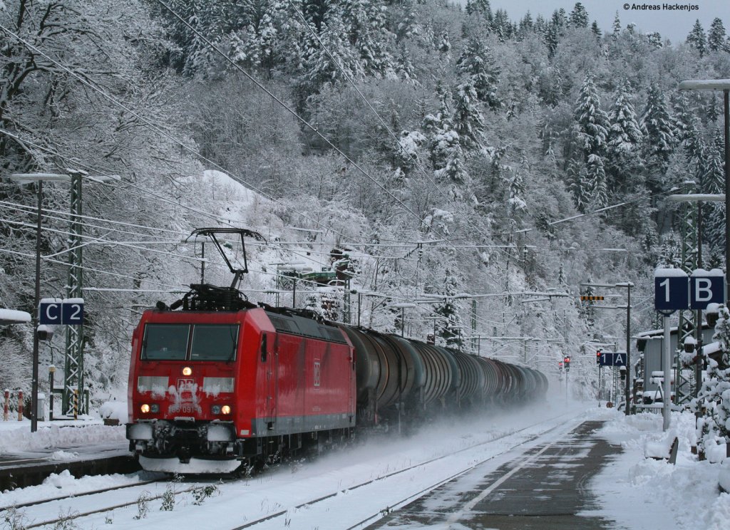 185 091-6 mit dem CS 61763 (Hausach-Schwenningen Rammelswiesen) bei der Durchfahrt Triberg 26.11.10