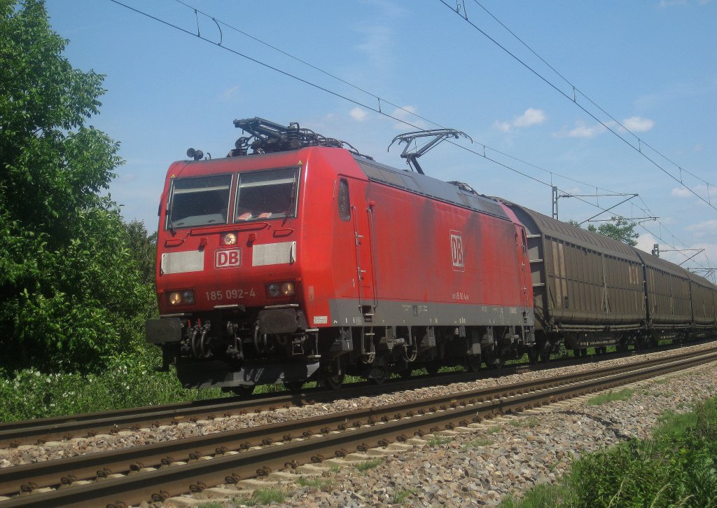 185-092-4 hatte am 24.05.2011 mal die Aufgabe einen G�terzug von ? Karlsruhe Gbf ? in den warmen S�den zu bringen. Die Fuhre befindet sich momentan auf der langen Kurve in H�he Ettlingenweier zwischen Bahnh�fen Bruchhausen (b Ettlingen) und Ettlingen West.