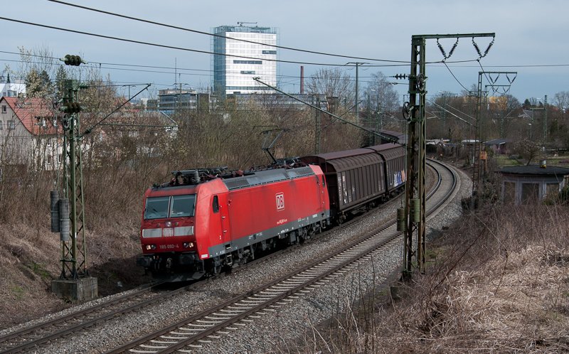 185 092-4 mit CFN 46334 Konstanz - Bremerhaven-Kaiserhafen (Red Bull - Sonderleistung) am 30. Mrz 2010 in Singen (Htw).
