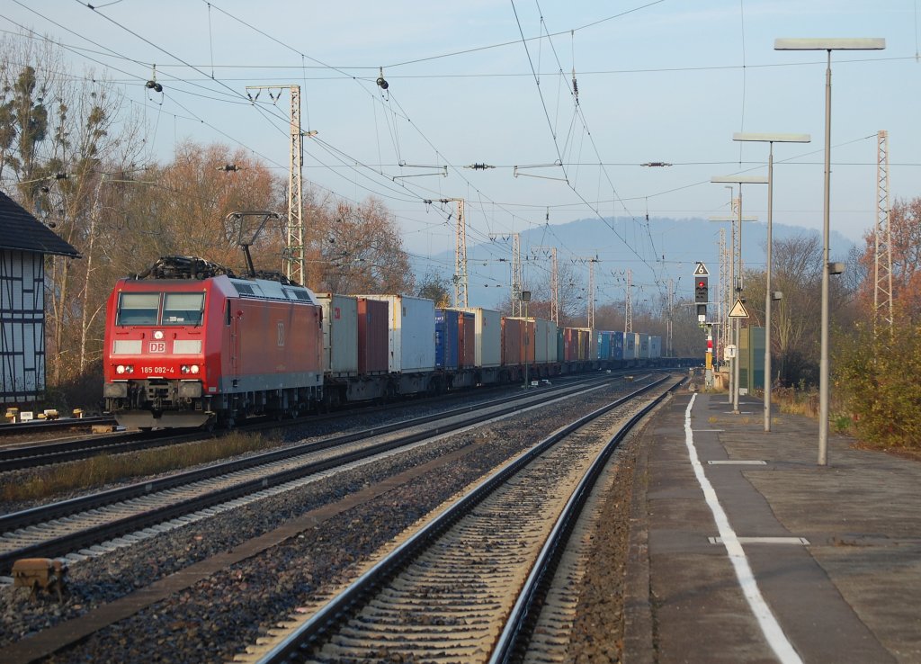 185 092-4 mit einem Containerzug am Morgen des 20.11.2011 in Kreiensen