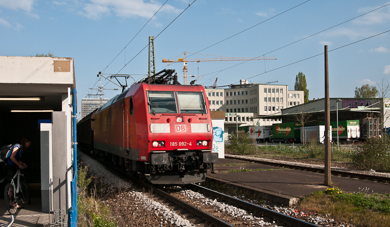 185 092 mit dem CSQ 49062 am 16. April 2011 bei der Durchfahrt in Konstanz-Petershausen.