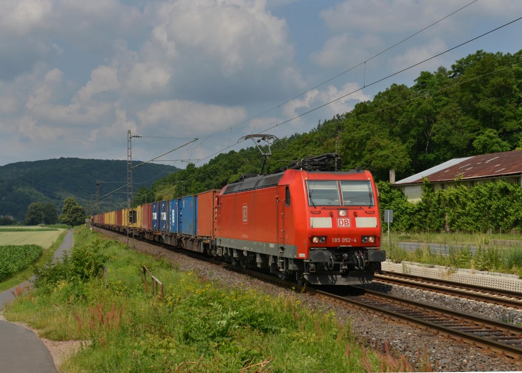 185 092 mit einem Containerzug am 06.07.2013 bei Gambach.