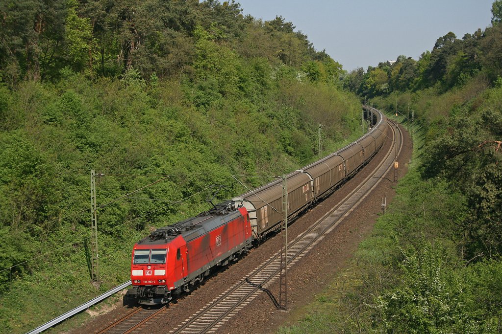 185 093-2 mit dem Stahlzug CS 46717 Moerdijk/NL - Wolfurt/A bei Darmstadt-Sd. 19.04.11