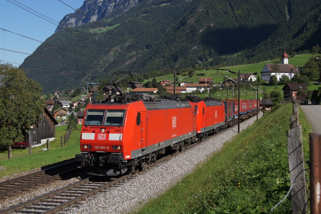 185 094-0 und 185 117-9 befinden sich am 10.9.11 mit dem Winnerzug bei Silenen.