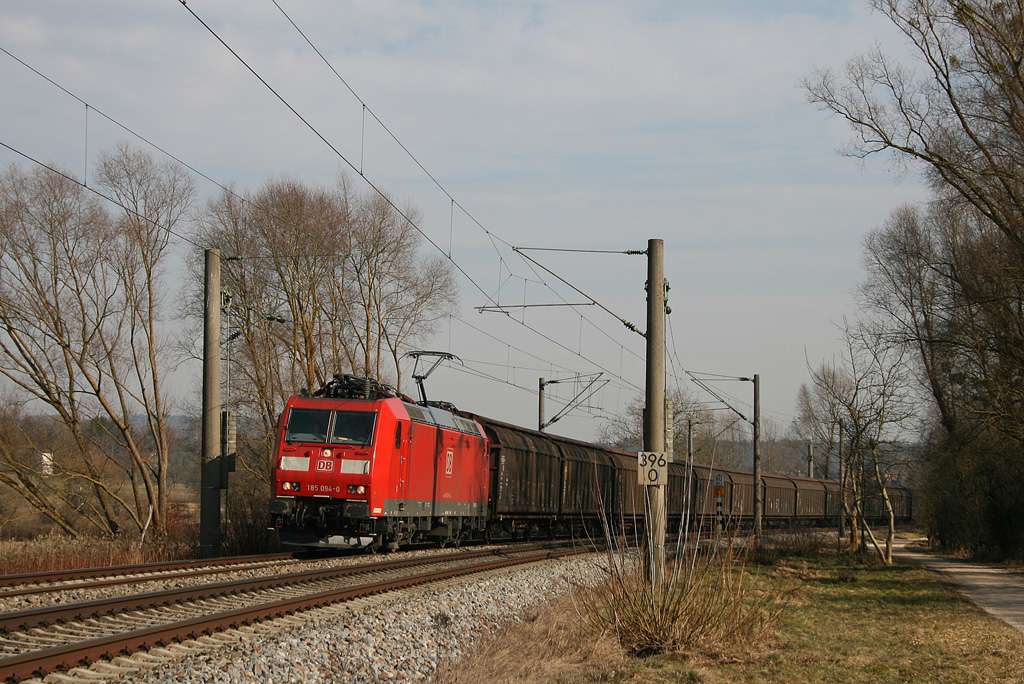 185 094-0 mit CS 49150 Bludenz/A - Bremerhaven-Kaiserhafen kurz vor Radolfzell. 12.02.11