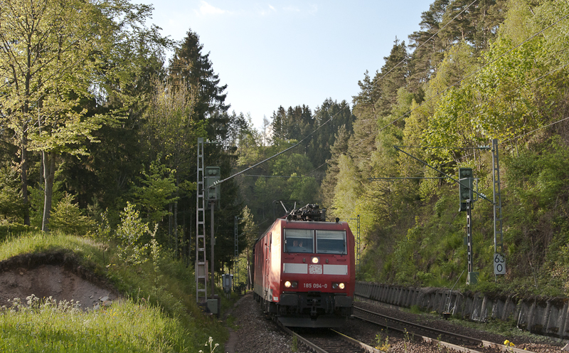 185 094-0 mit einem umgeleiteten Gterzug am 22. Mai 2010 am Hohnen. Gru an den Lokfhrer!
