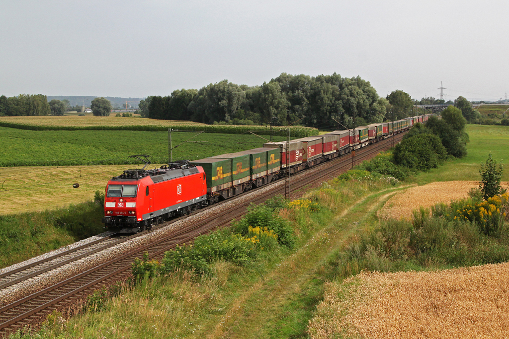 185 094 mit einem KLV Zug am 28.07.2012 bei Langweid.