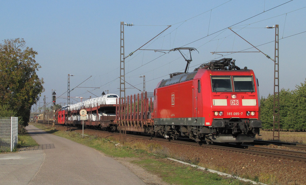 185 095-7 brachte am 22.10.2011  einen gemischten Gterzug durch Waghusel. Die fuhre ging dann weiter in Richtung Graben-Neudorf.