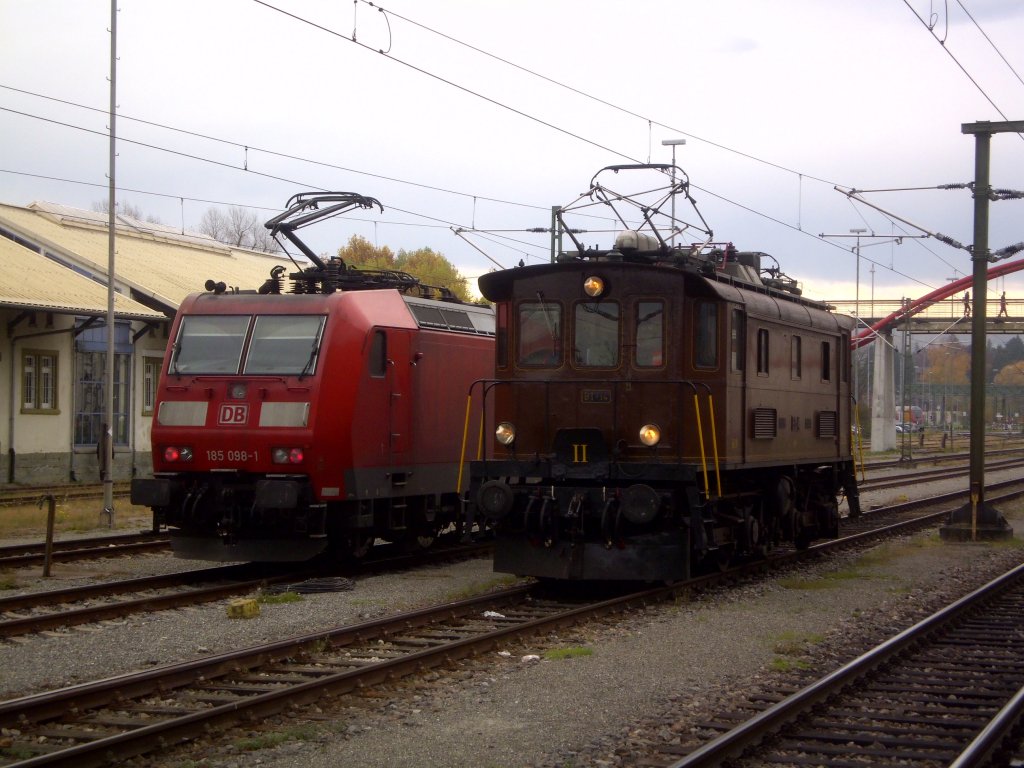 185 098-1 und BT 14 am 05.11.2011 in Konstanz.