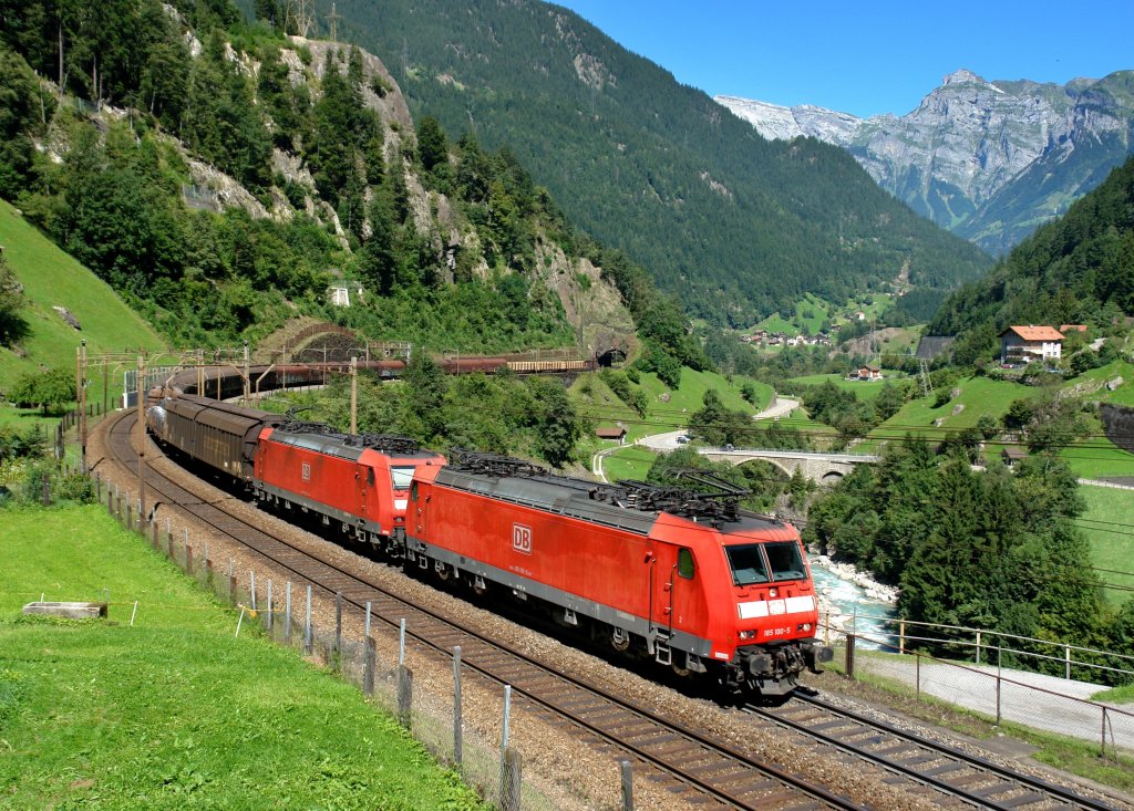 185 100 + 185 1xx mit einem Gterzug am 26.08.2010 bei Intschi.