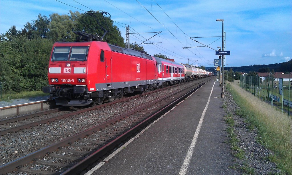 185 100 mit gemischten Gterzug und Karlsruher Steuerwagen am 12.06.2012 in Gundelsdorf. 