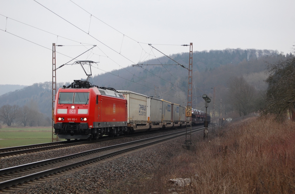 185 102-1 mit einem gemischten Gterzug am 19.02.2011 am B km 75,0 bei Einbeck-Salzderhelden.