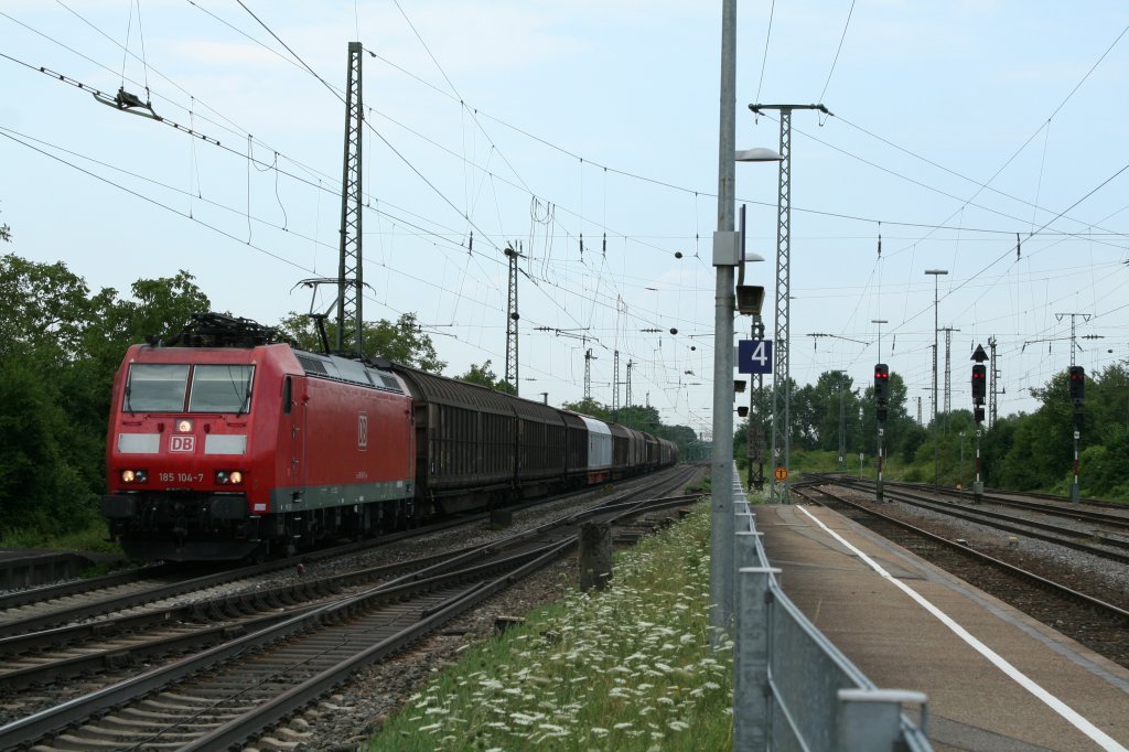 185 104-7 mit einem gemischten Gterzug gen Norden am 25.07.13 bei der Durchfahrt in Mllheim.
