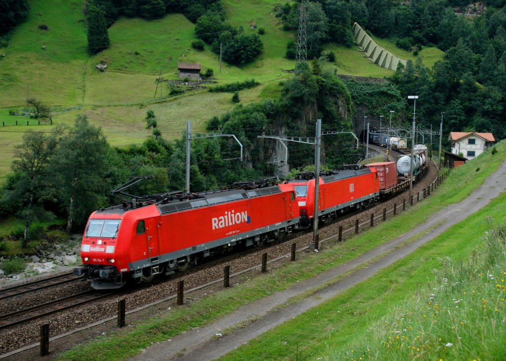 185 104 und eine weitere 185 mit einem KLV am 26.08.2008 bei Wassen.