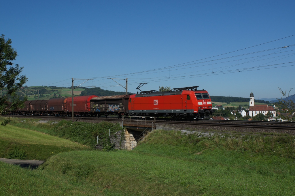 185 106-2 zieht am 18.8.12 einen Gterzug die Bzberg-Nordrampe hinauf. Das Bild wurde bei Frick aufgenommen.