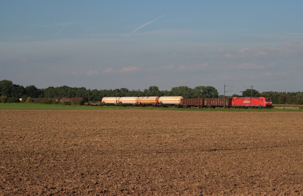 185 106-2 zieht einen gemischten G�terzug durch Riedstadt-Wolfskehlen in Richtung Mannheim Rbf. 11.09.10