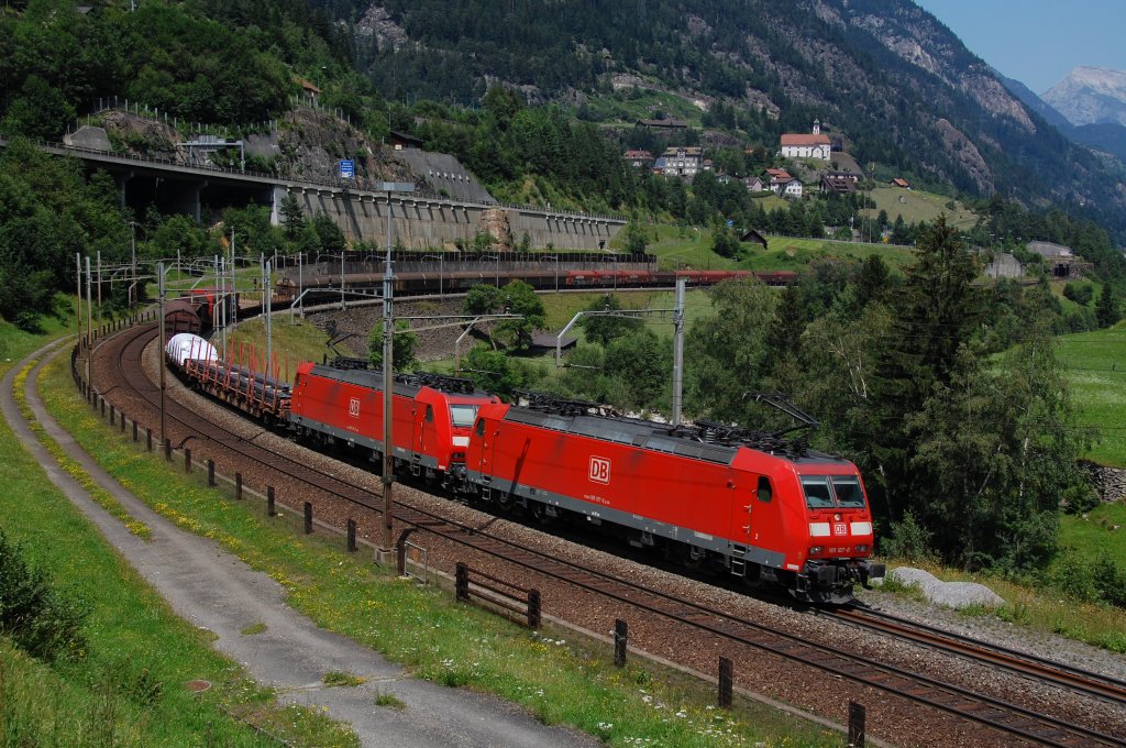 185 107-0 und 185 104-7 durchfuhren am 24.07.2012 mit einem langen gemischten Gterzug die bekannte  Wattinger Kurve  auf der Gotthardstrecke kurz vor Wassen.