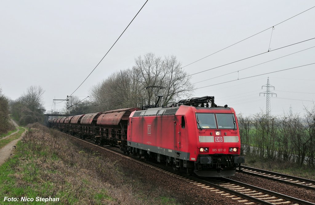 185 107-0 mit Schweiz-Paket und einem weiteren Geteidezug auf der Hannover GUB (Ahlten 08.04.10)