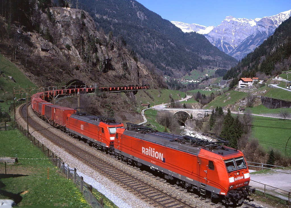 185 109 und 185 130 sind bei Intschi bergw�rts unterwegs, 10.04.2007.