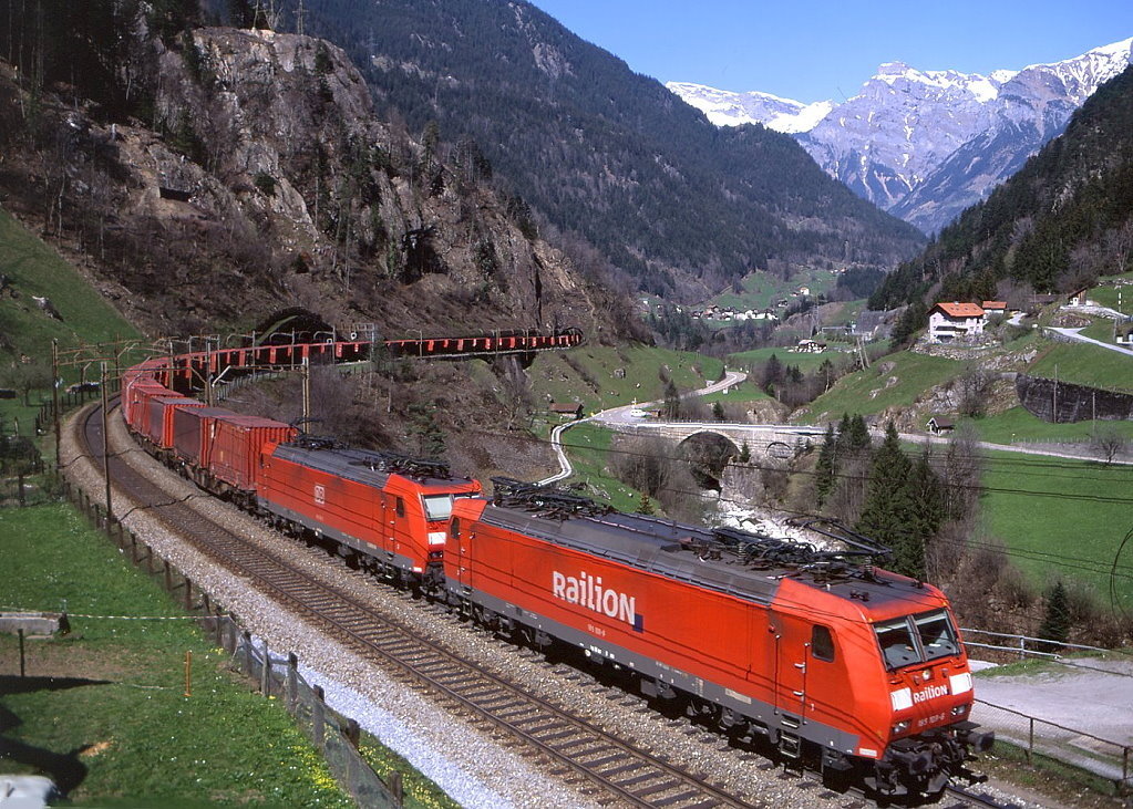 185 109 und 185 130 sind bei Intschi bergwrts unterwegs, 10.04.2007.