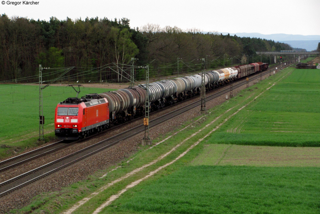 185 111-2 mit einem gemischten Gterzug Richtung Norden am 10.04.2012 bei Graben-Neudorf.