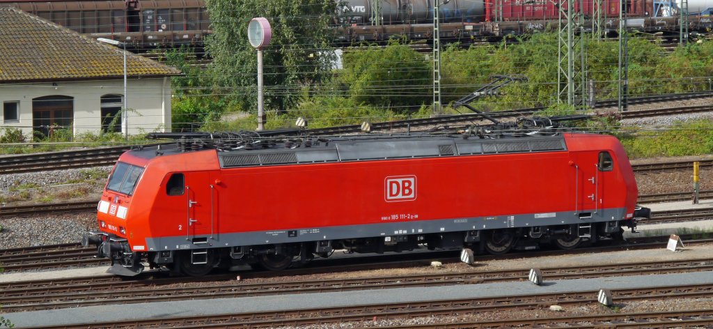 185 111-2 rangiert aus dem Bw Mannheim, um einen Gterzug abzuholen. (07.08.12)