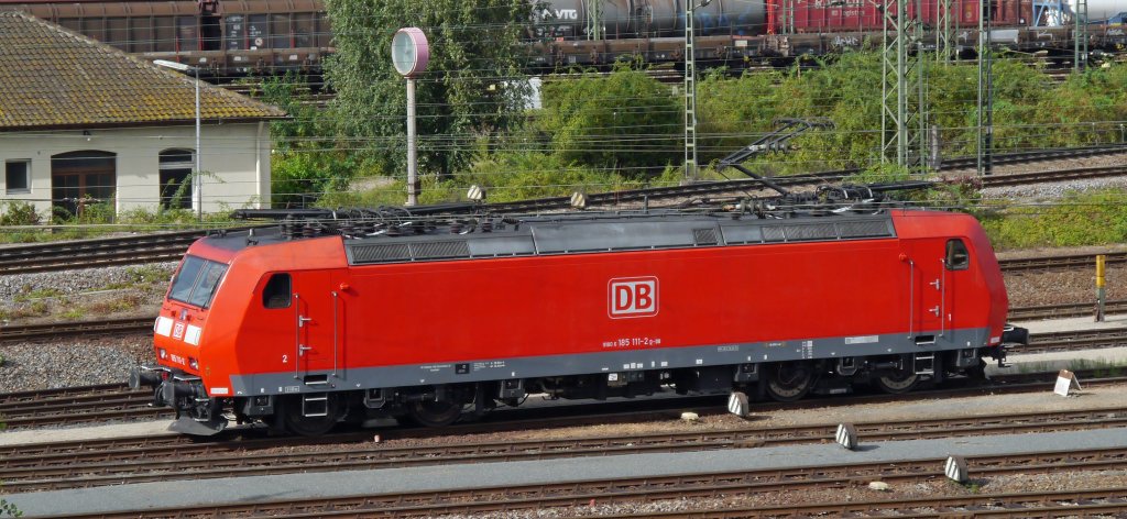 185 111-2 rangiert aus dem Bw Mannheim, um einen G�terzug abzuholen. (07.08.12)