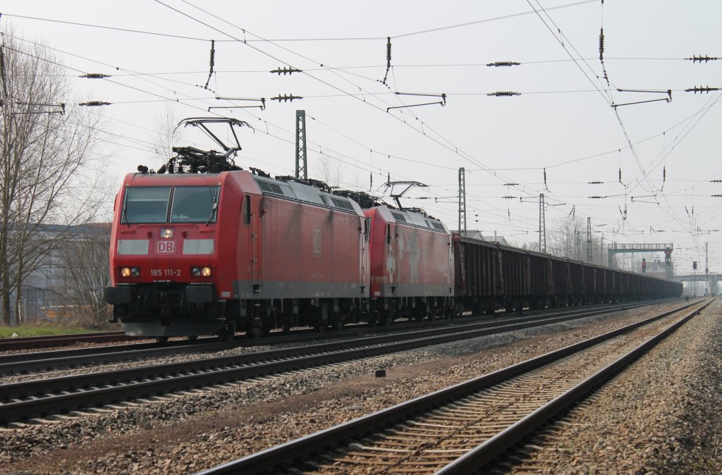 185 111-2 zieht zusammem mit  Edelweiss  185 142-7 den leeren Tonerdezug aus Italien nach Limburg. Hier sind die zwei Schnheiten bei der Nrdlichen Ausfahrt aus Orschweier. (04.04.2013)