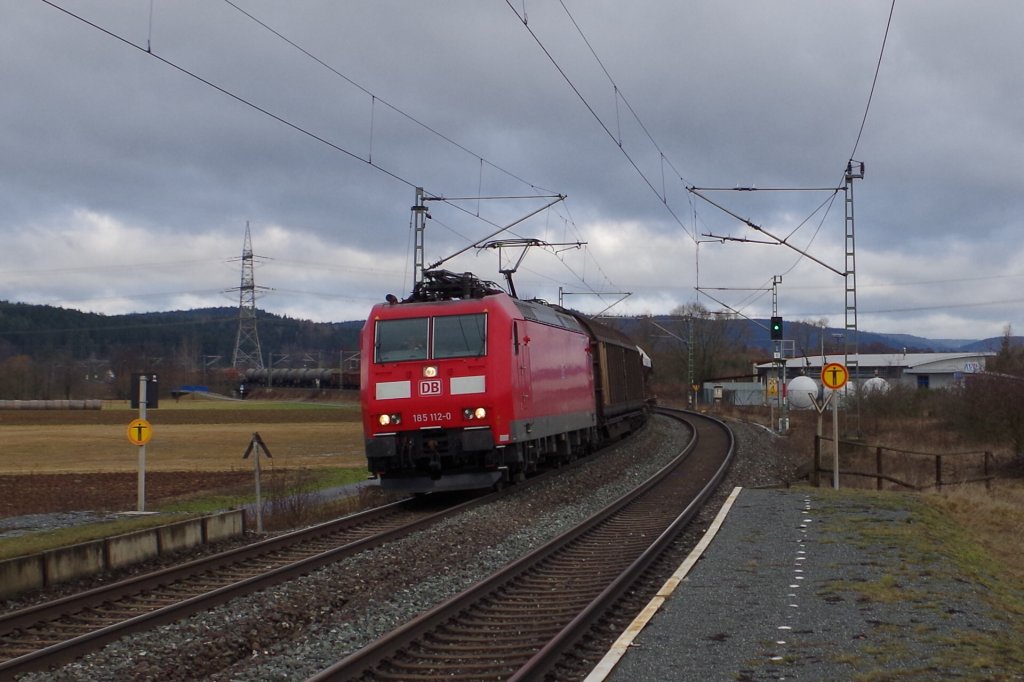 185 112 mit gemischten Gterzug am 02.02.2013 in Gundelsdorf. 