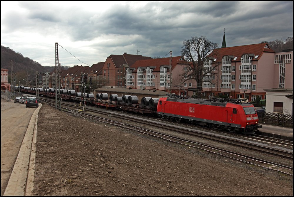 185 113 (9180 6185 113-6 D-DB) hat am 28.03.2010 die Aufgabe den  Harribo-Express , Bochum - Dillenburg, zu bespannen. Aufgenommen bei der Durchfahrt in Hohenlimburg.

