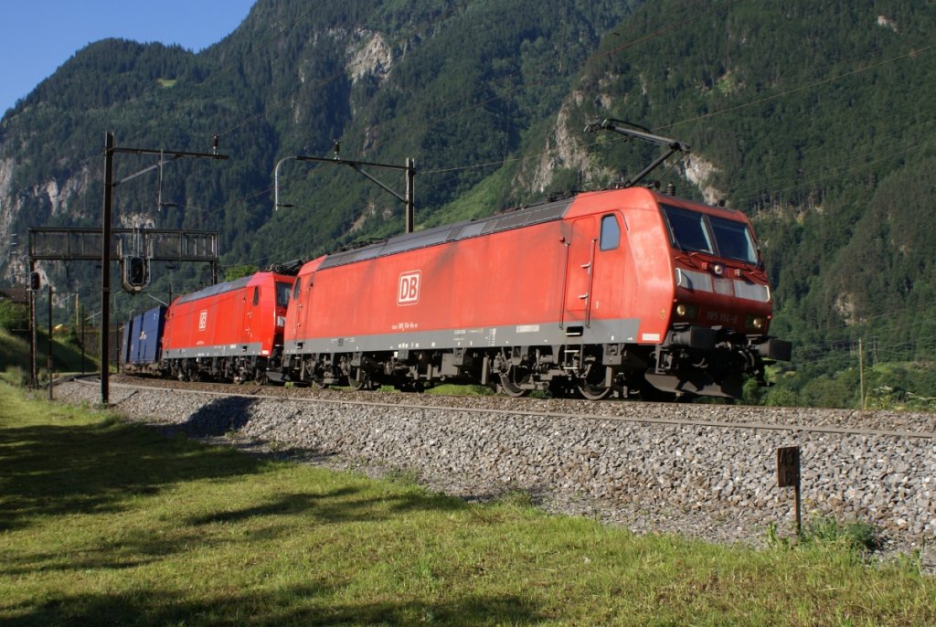 185 114-6 und 185 121-1 nhern sich am 26.6.10 Erstfeld.