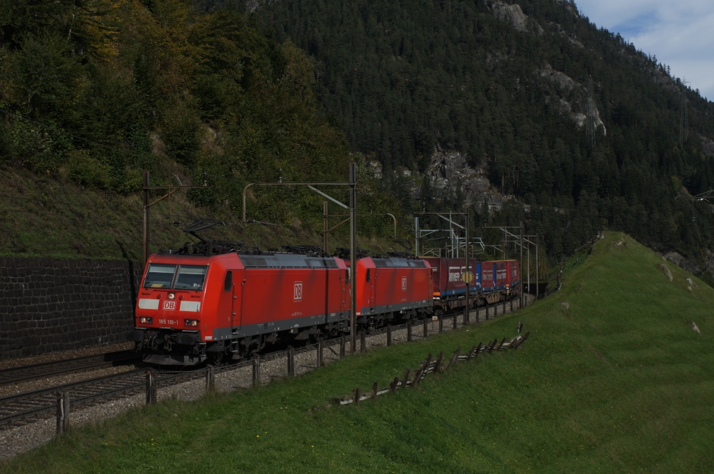 185 116-1 und 185 109-6 befinden sich am 6.10.12 oberhalb von Wassen.