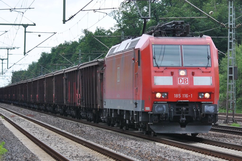 185 116-1 durchfhrt am 05.06.2012 den Bahnhof von Dreieich-Buchschlag.
