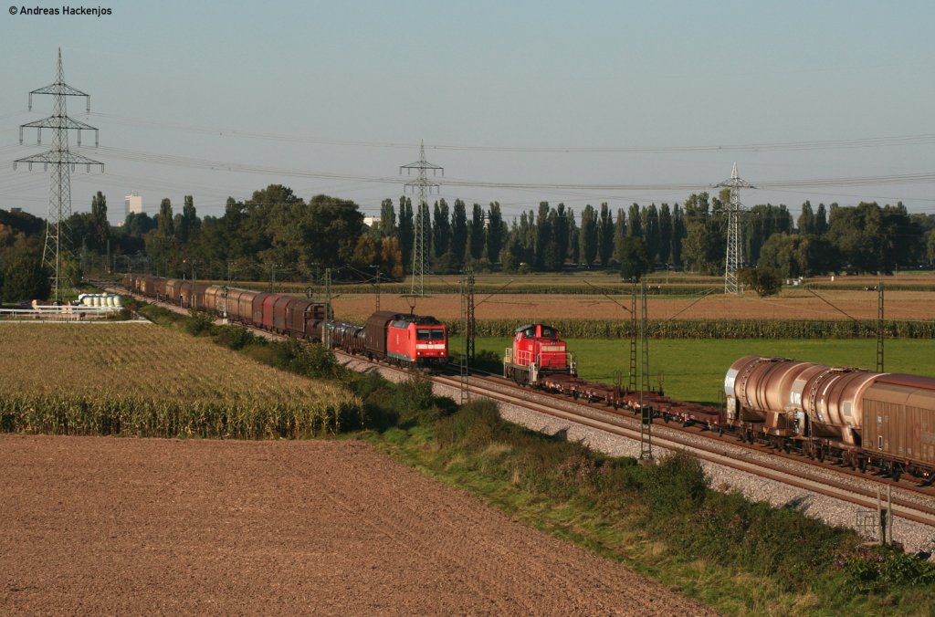 185 116-1 mit ihrem Mischer begegnet 294 573-1 mit ihrer bergabe bei Ettlingen 22.9.10