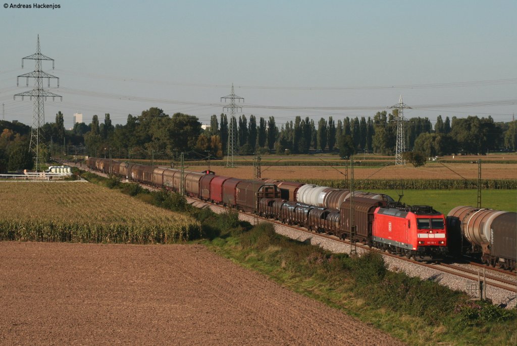 185 116-1 mit ihrem Mischer begegnet 294 573-1 mit ihrer bergabe bei Ettlingen 22.9.10