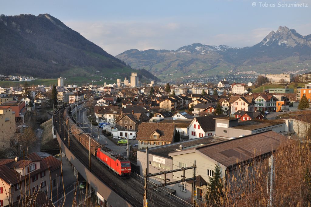 185 116 mit Gterzug am 17.03.2012 in Brunnen